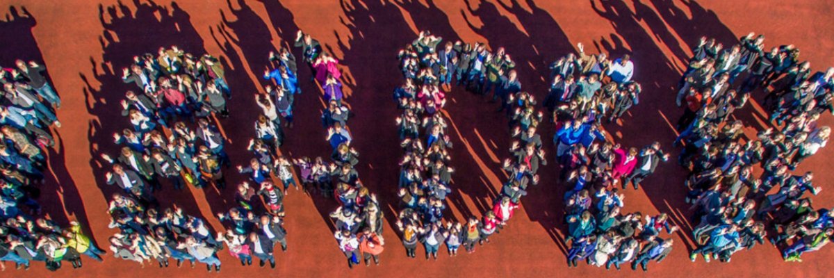 LEADER-Region Rhein-Ahr Das Bild zeigt eine Luftaufnahme von Mensche die so aufgestellt sind, dass das Wort LEADER zu lesen ist.