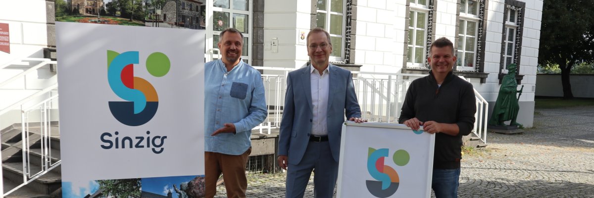 Neues Stadtlogo Das Foto zeigt Bürgermeister Andreas Geron, Oliver Göbel vom Stadtmarketing mit Frank Mies von der Agentur shapefruit bei der Präsentation des neuen Logos.