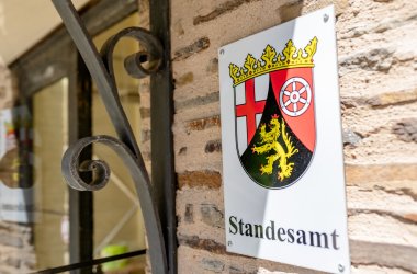 Dieses Bild zeigt das Schild des Standesamtes im Sinziger Schloss