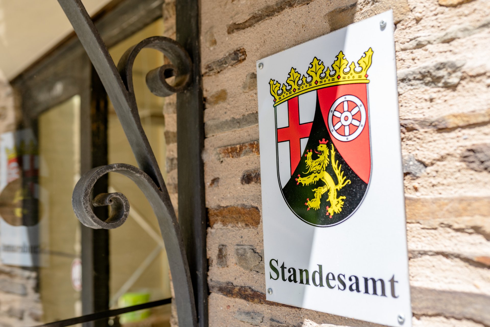 Dieses Bild zeigt das Schild des Standesamtes im Sinziger Schloss
