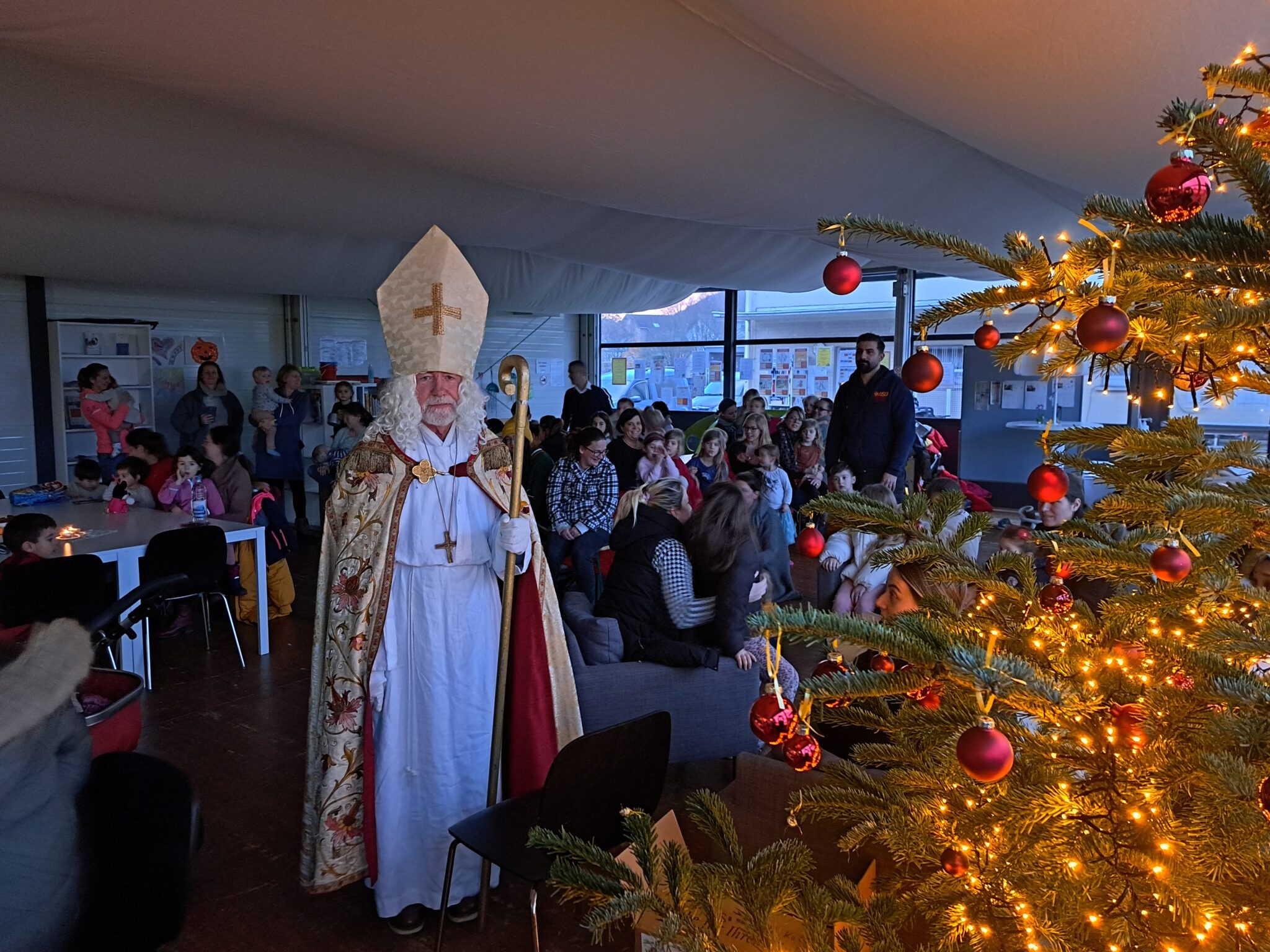 Der Nikolaus zu Besuch bei den Kindern „Am Teich“ Stadt Sinzig